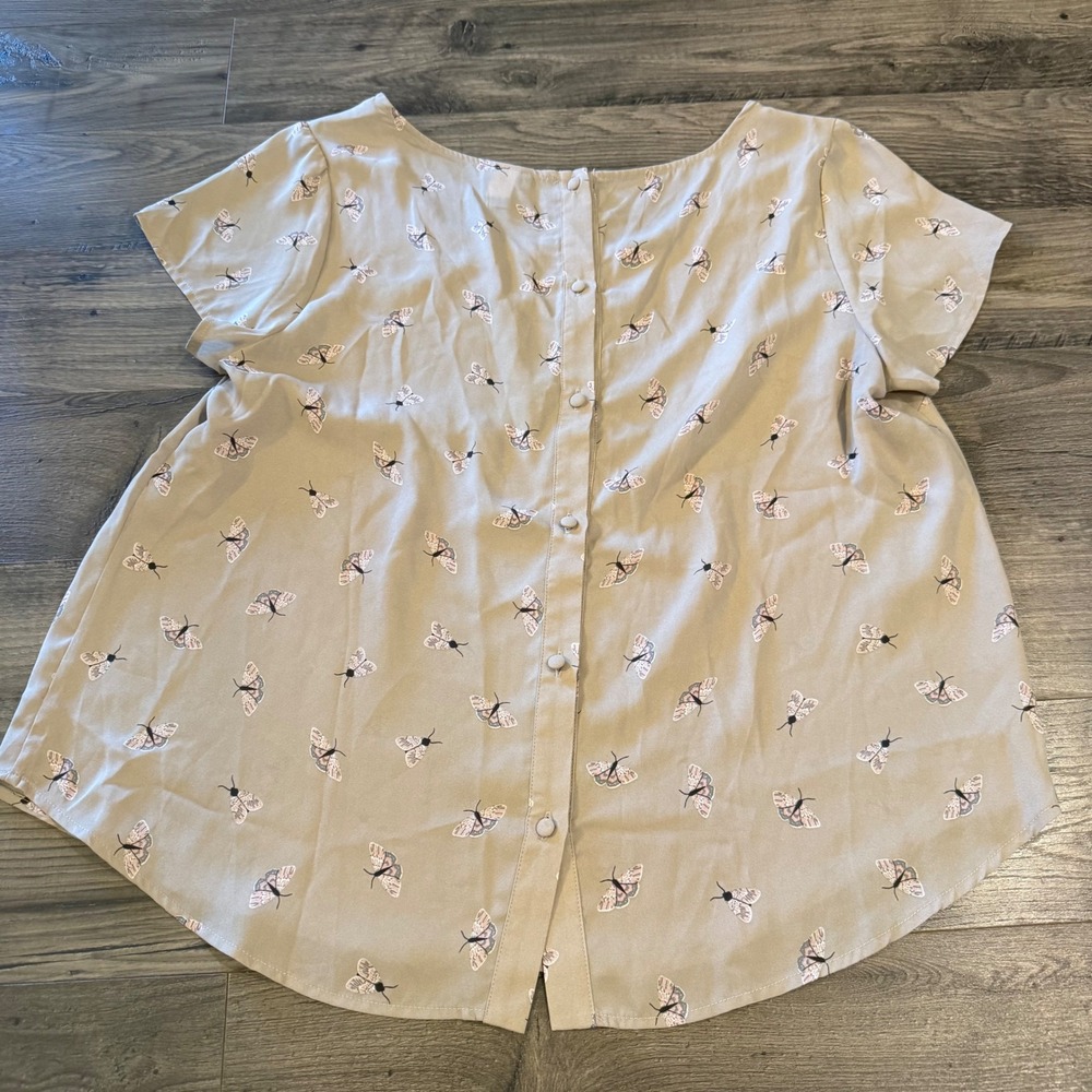 Torrid Tan Butterfly Print Button Back Short Sleeve Blouse Top Size 0 Large - Picture 3 of 9